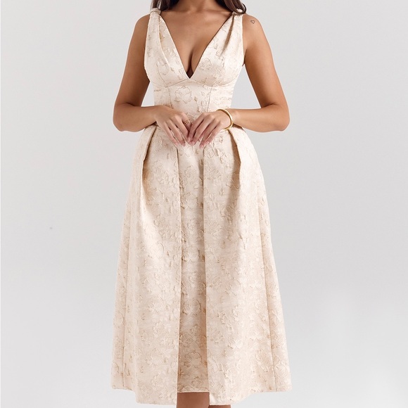 HOUSE OF CB - PALOMA

NWT AND PROTECT TAG- Ivory Metallic Jacquard Midi Dress - Picture 3 of 9